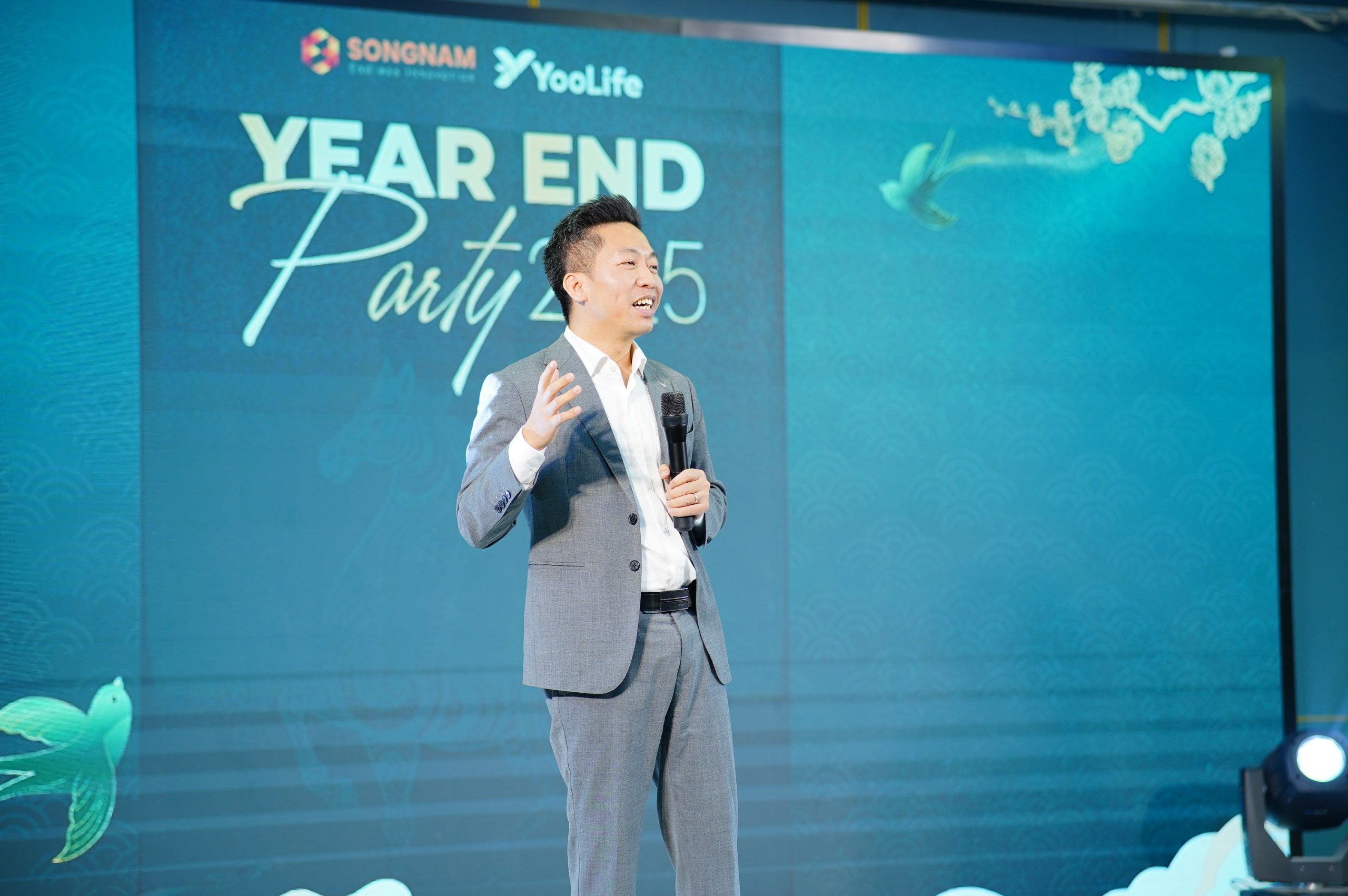 CEO Nguyễn Mạnh Tùng phát biểu trong ngày liên hoan cuối năm của cả 2 công ty