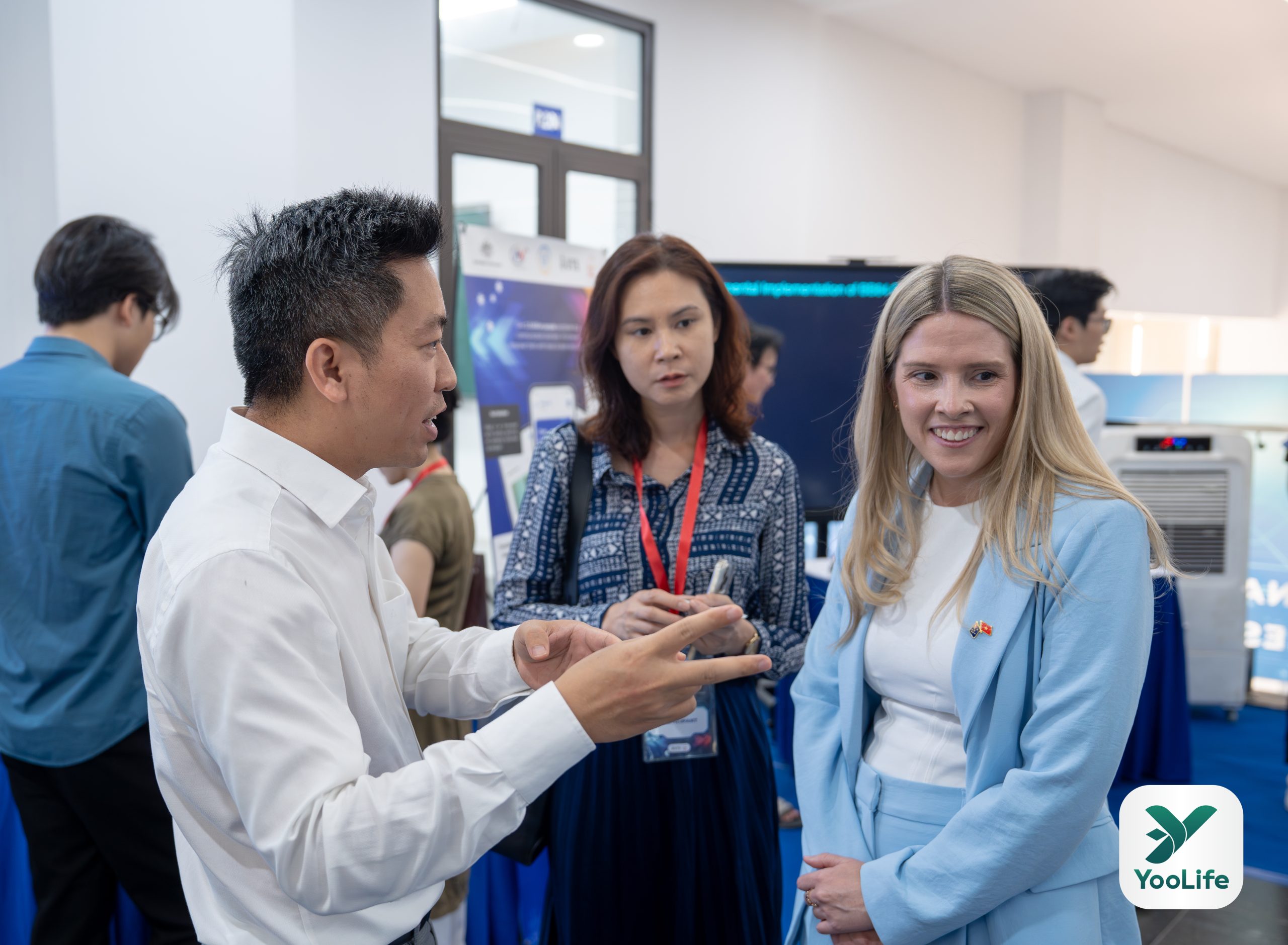 Ông Nguyễn Mạnh Tùng - Tổng Giám đốc YooTek Holdings trao đổi với bà Danielle Cashen - đại diện Đại sứ quán Úc tại Việt Nam