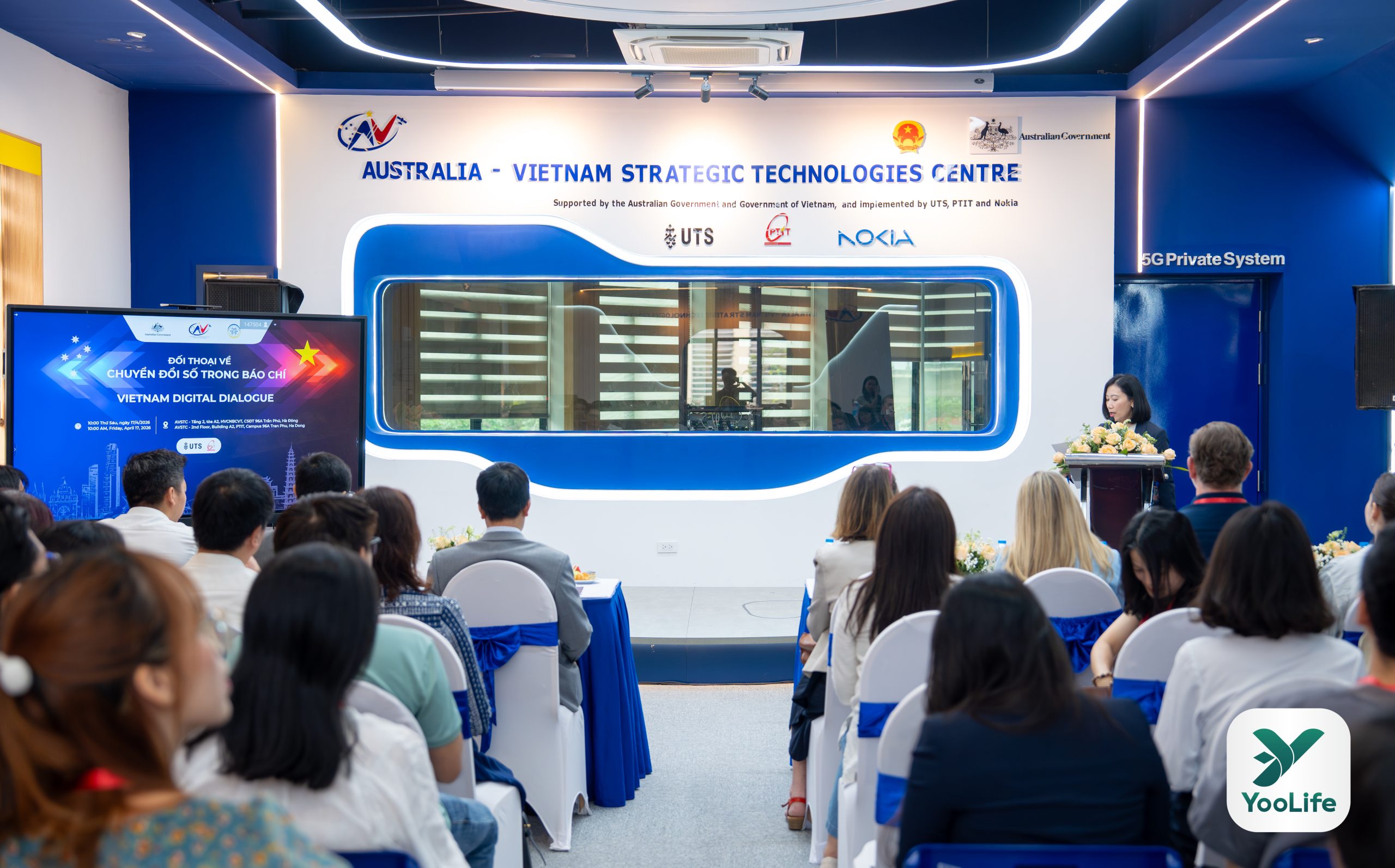 Các đại biểu tham dự hội thảo "Đối thoại về chuyển đổi số trong báo chí" diễn ra tại Trung tâm Công nghệ Chiến lược Australia - Việt Nam (VAVSTC)