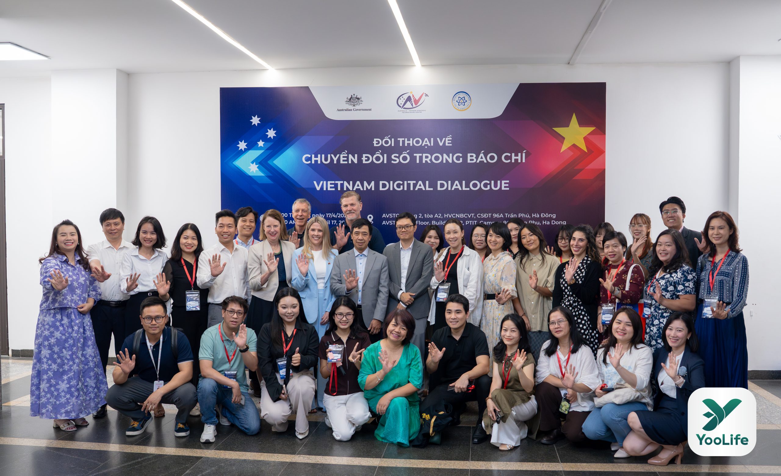 Đại biểu và đối tác chụp ảnh lưu niệm tại sự kiện