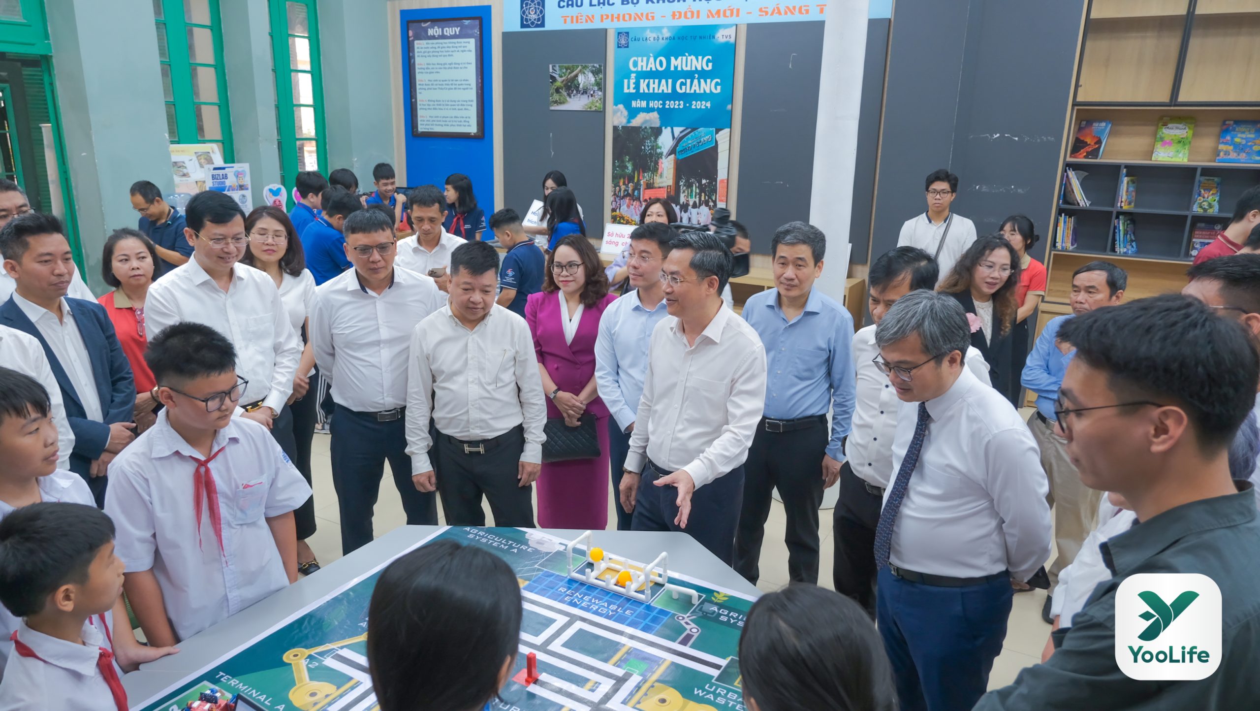 Các đại biểu tham quan, nghe giới thiệu kết quả thí điểm mô hình ứng dụng trí tuệ nhân tạo (AI) trong dạy học