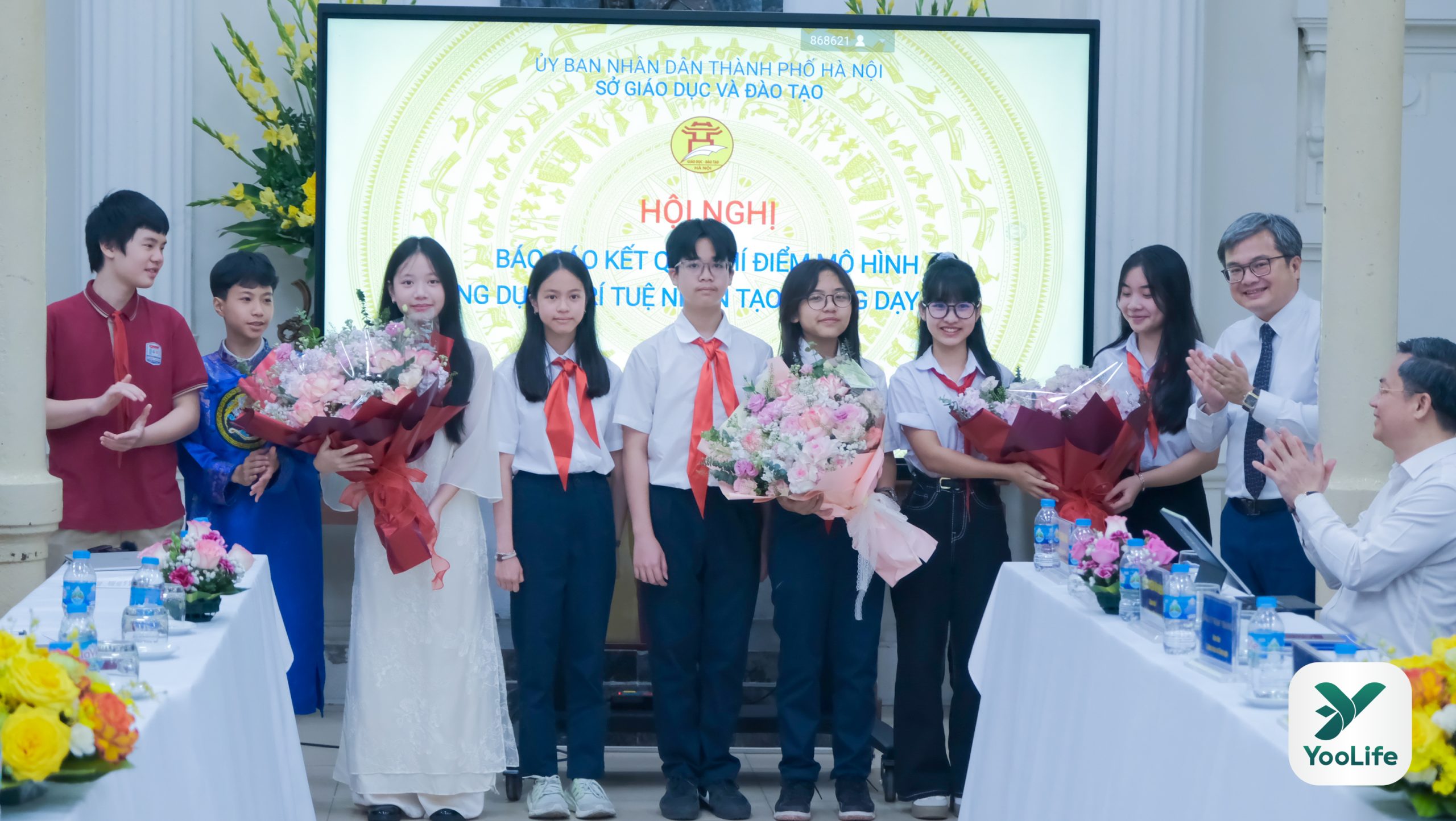 Phó Chủ tịch UBND Thành phố Trương Việt Dũng tặng hoa đại diện các nhóm học sinh tham gia chương trình thí điểm