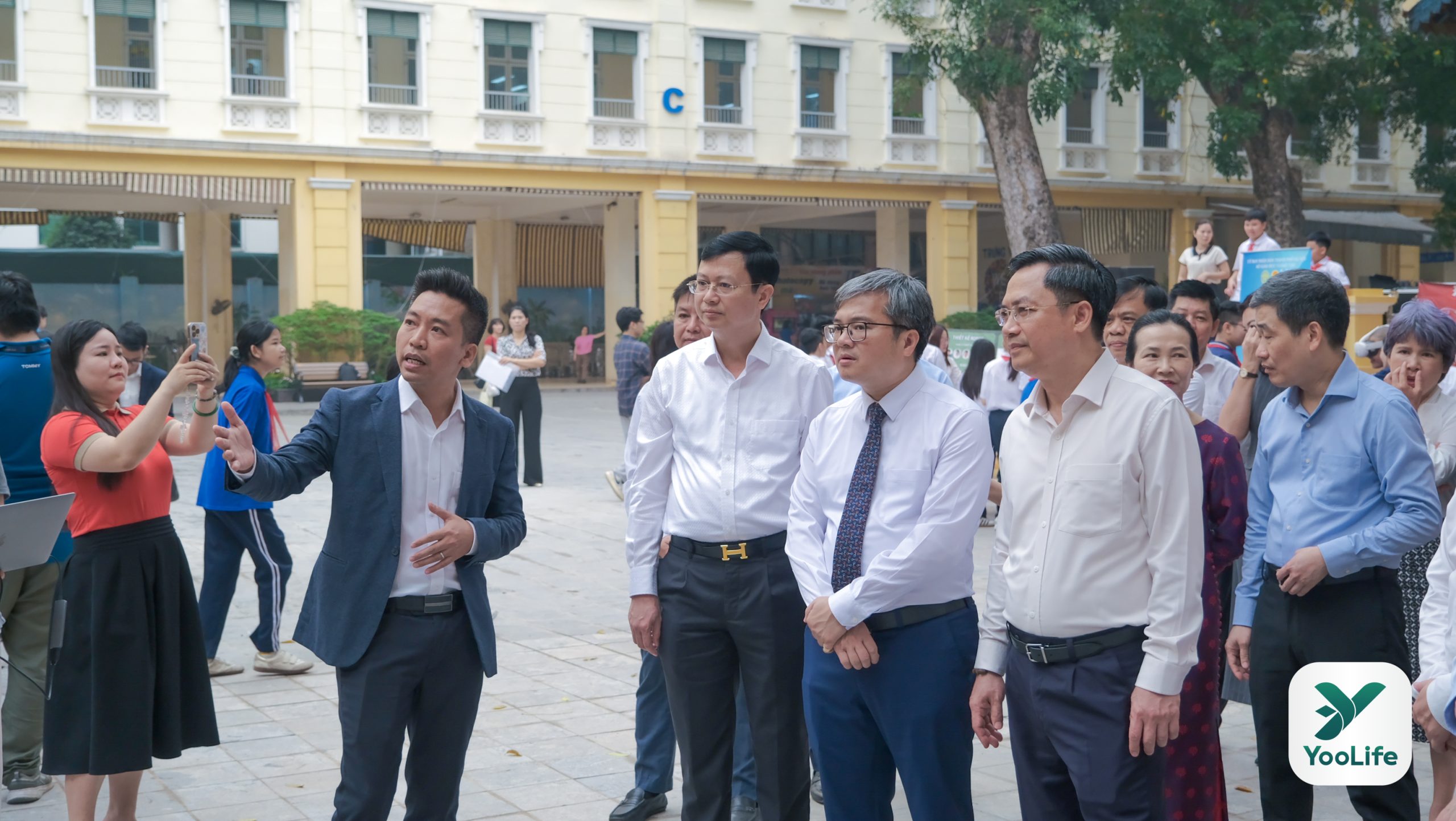 Tổng Giám đốc Yootek Holdings Nguyễn Mạnh Tùng trao đổi trực tiếp với Phó Chủ tịch UBND TP. Hà Nội Trương Việt Dũng cùng các lãnh đạo Sở ngành