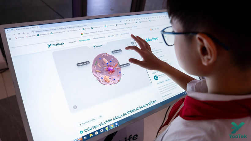 Học sinh khám phá mô hình 3D tương tác trên máy tính