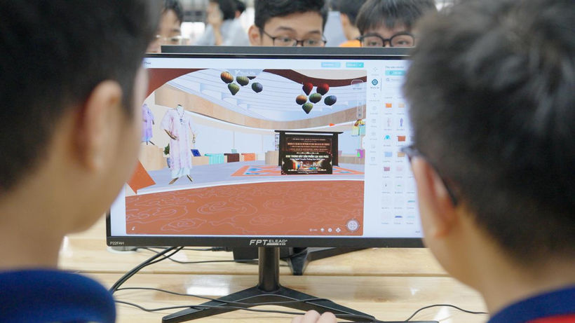 Học sinh tương tác với mô hình 3D để khám phá cấu trúc không gian