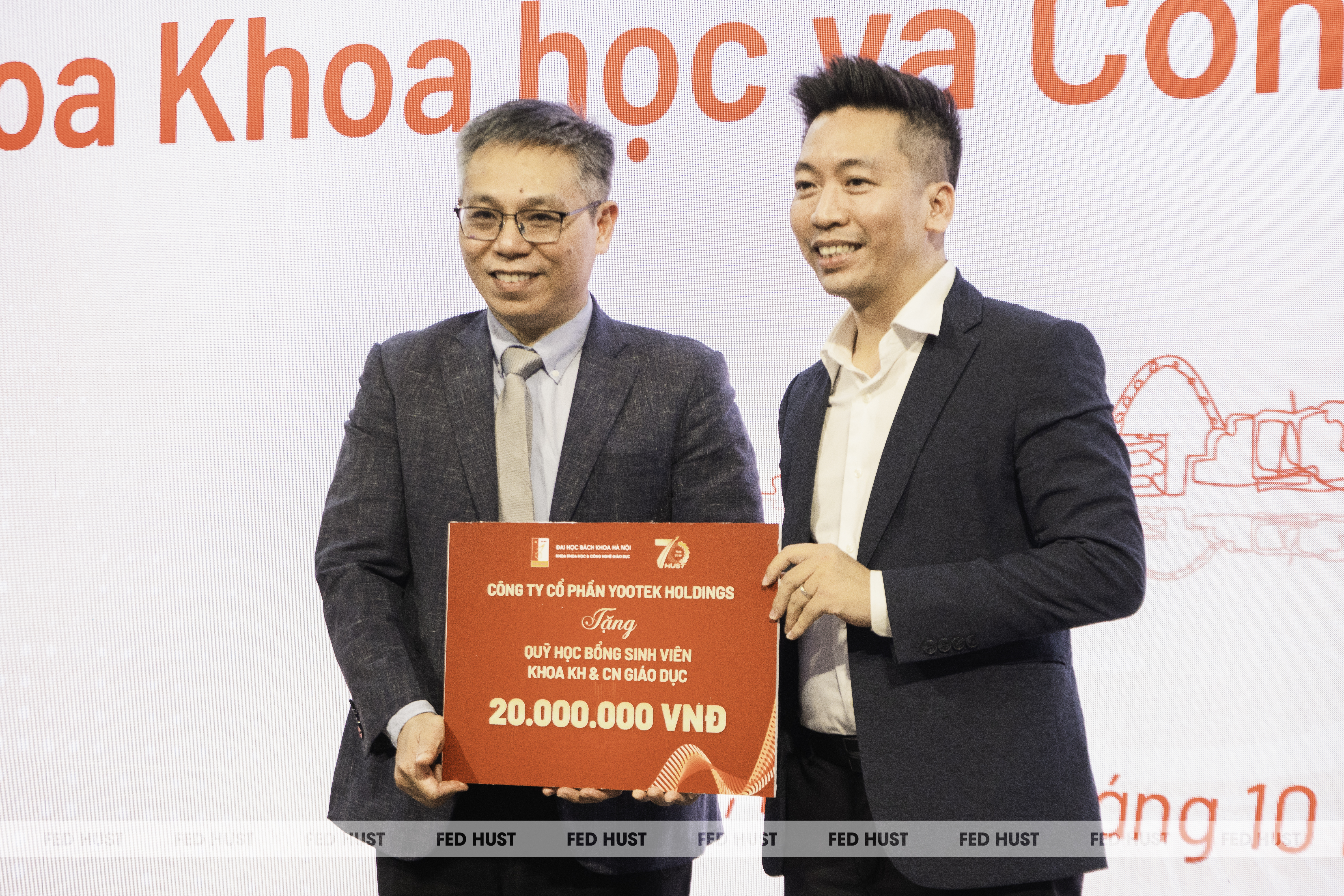 Ông Nguyễn Mạnh Tùng, Tổng Giám đốc YooTek Holdings, trao tặng học bổng cho sinh viên