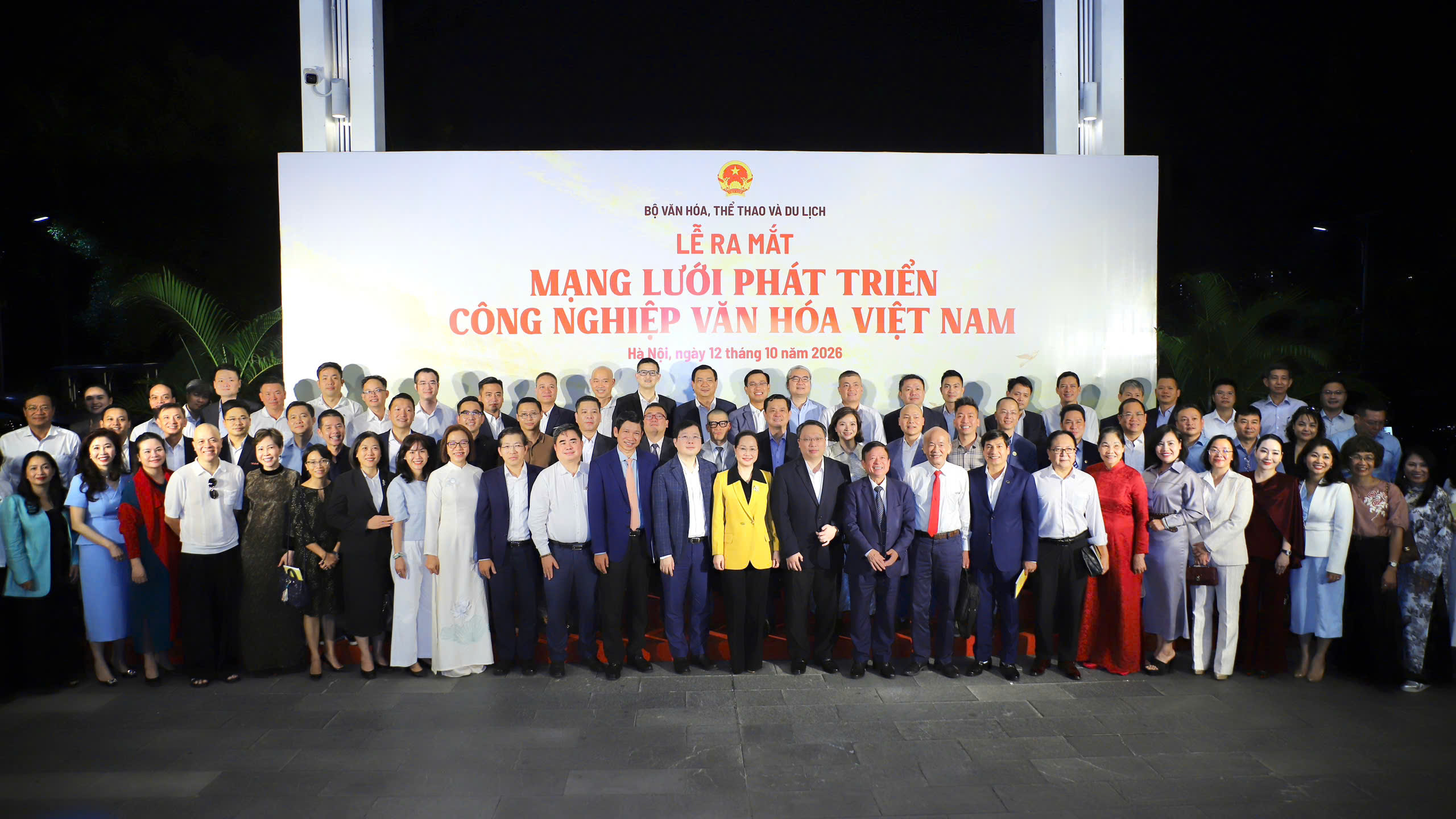 Các đại biểu chụp ảnh lưu niệm tại lễ ra mắt Mạng lưới Phát triển Công nghiệp văn hóa Việt Nam